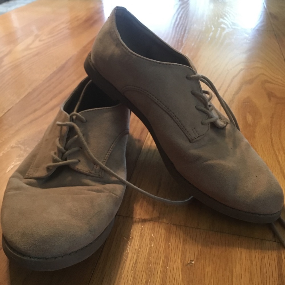 Oxford style shoe, tan, size 9